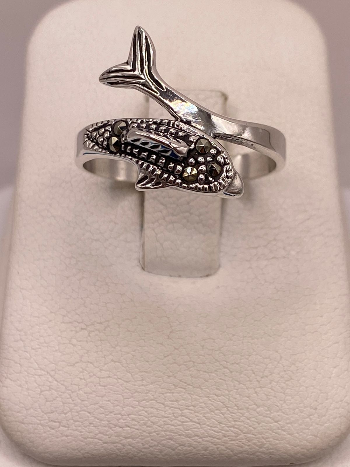 Anillo Delfín con Marquesitas en Plata Ley 925, vista frontal