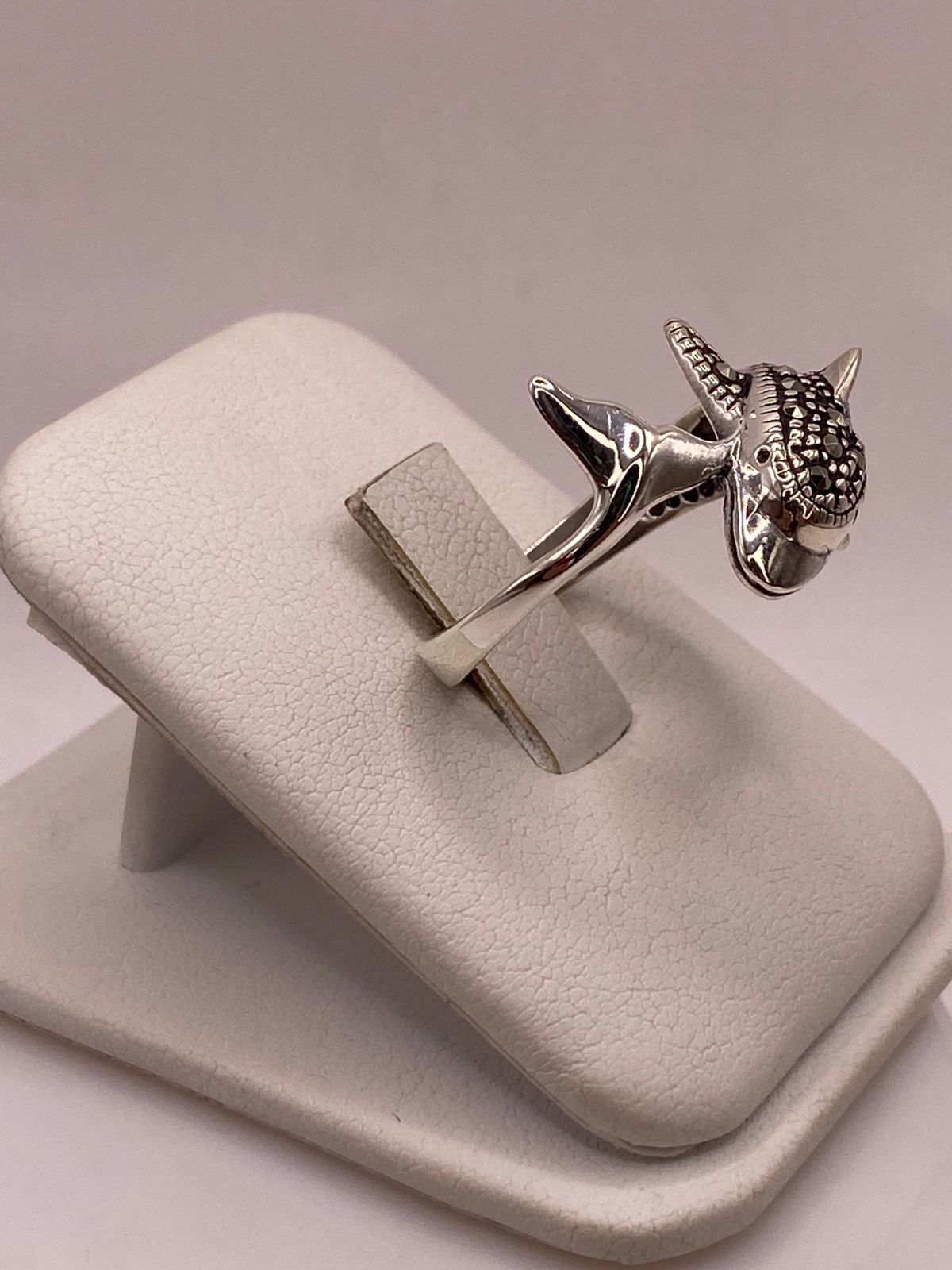 Anillo Delfín con Marquesitas en Plata Ley 925, vista posterior