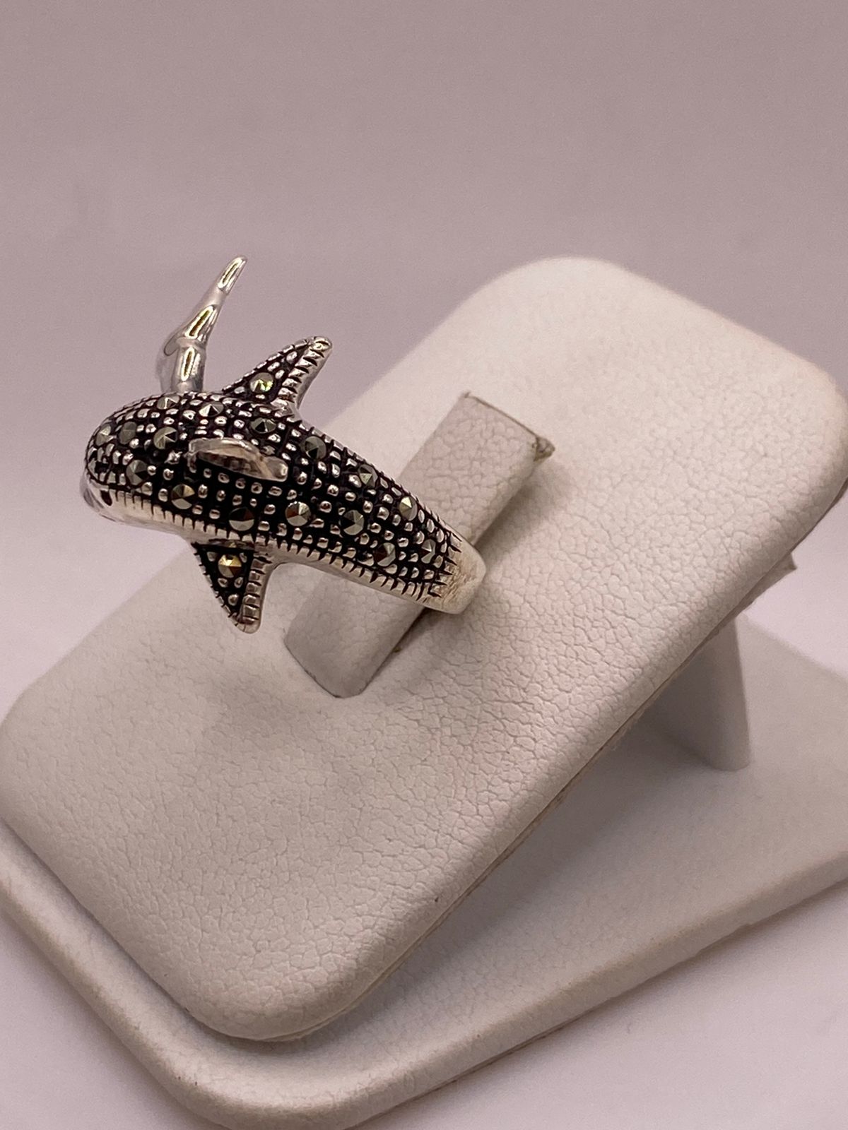 Anillo Delfín con Marquesitas en Plata Ley 925, vista frontal