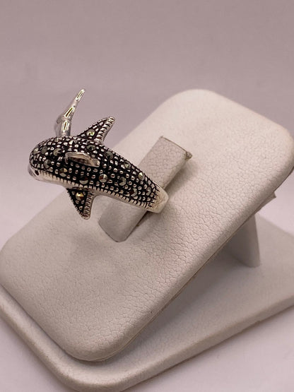 Anillo Delfín con Marquesitas en Plata Ley 925, vista frontal