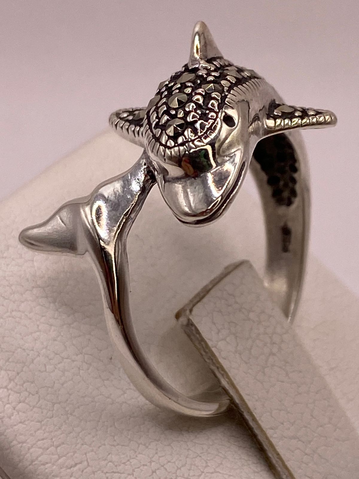 Anillo Delfín con Marquesitas en Plata Ley 925 en báscula mostrando peso