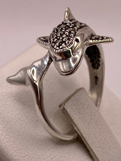 Anillo Delfín con Marquesitas en Plata Ley 925 en báscula mostrando peso