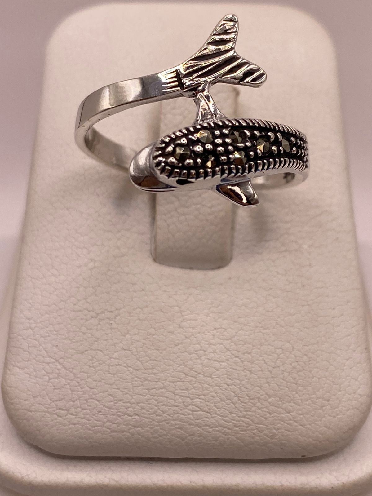 Anillo Delfín Moderno con Marquesitas en Plata Ley 925 — ángulo diagonal