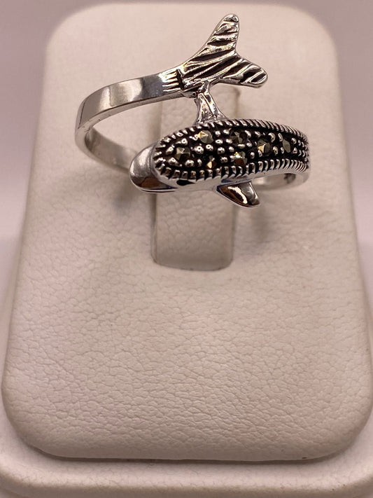 Anillo Delfín Moderno con Marquesitas en Plata Ley 925 — ángulo diagonal