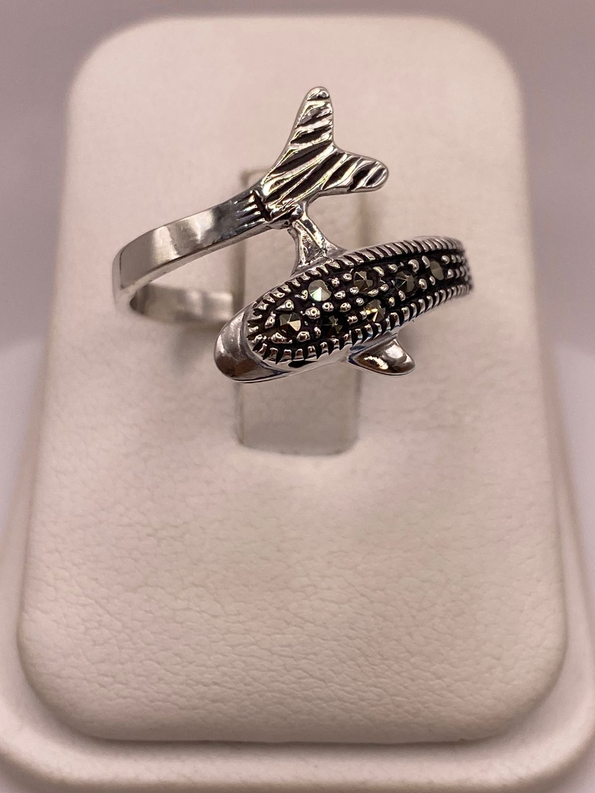Anillo Delfín Moderno con Marquesitas en Plata Ley 925, vista frontal