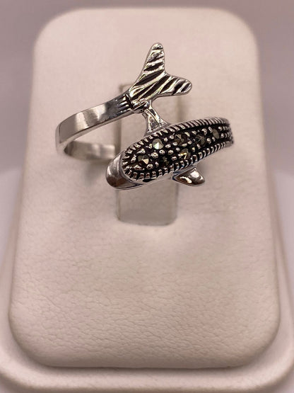 Anillo Delfín Moderno con Marquesitas en Plata Ley 925, vista frontal