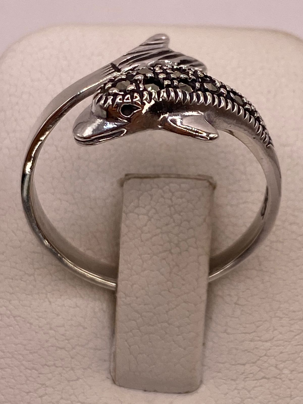 Anillo Delfín Moderno con Marquesitas en Plata Ley 925, vista lateral