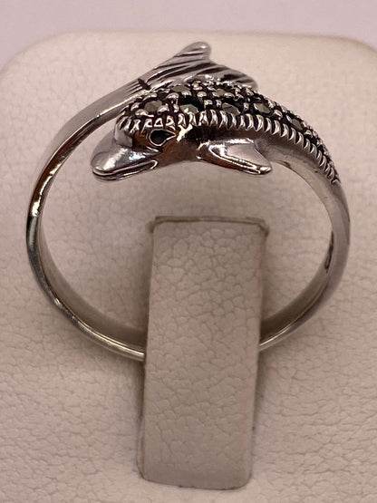 Anillo Delfín Moderno con Marquesitas en Plata Ley 925, vista lateral