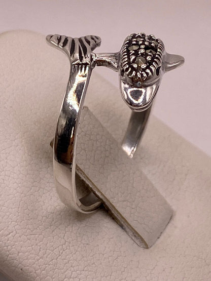 Anillo Delfín Moderno con Marquesitas en Plata Ley 925, vista de detalle