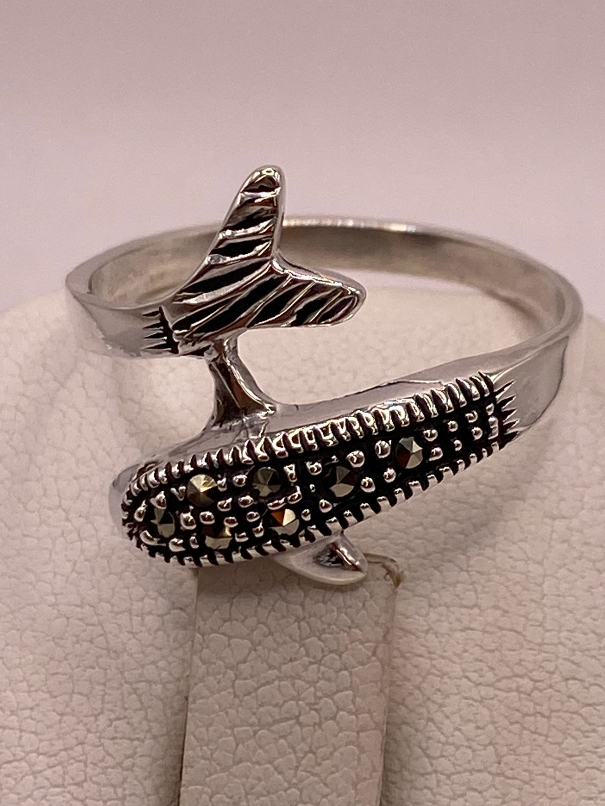 Anillo Delfín Moderno con Marquesitas en Plata Ley 925, sello de autenticidad Plata Ley .925