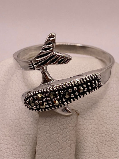 Anillo Delfín Moderno con Marquesitas en Plata Ley 925, sello de autenticidad Plata Ley .925