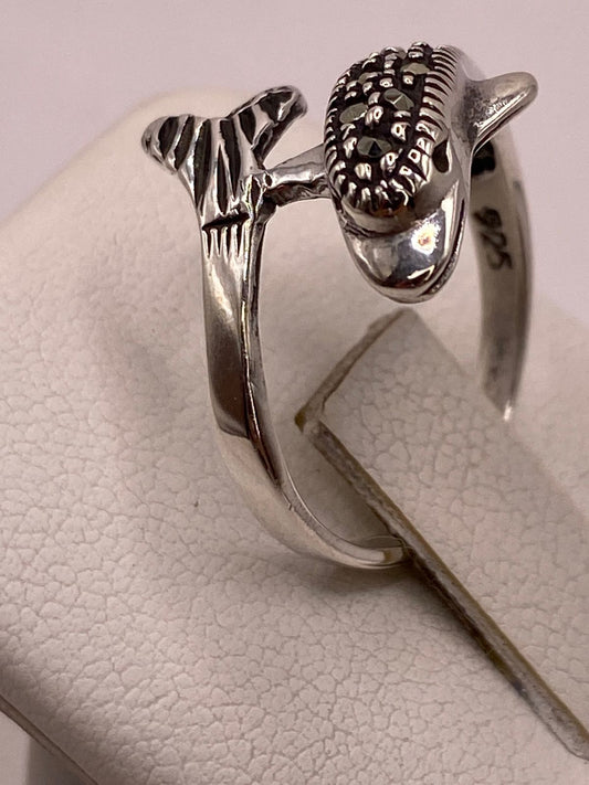 Anillo Delfín Vintage con Marquesitas en Plata Ley 925 — ángulo diagonal