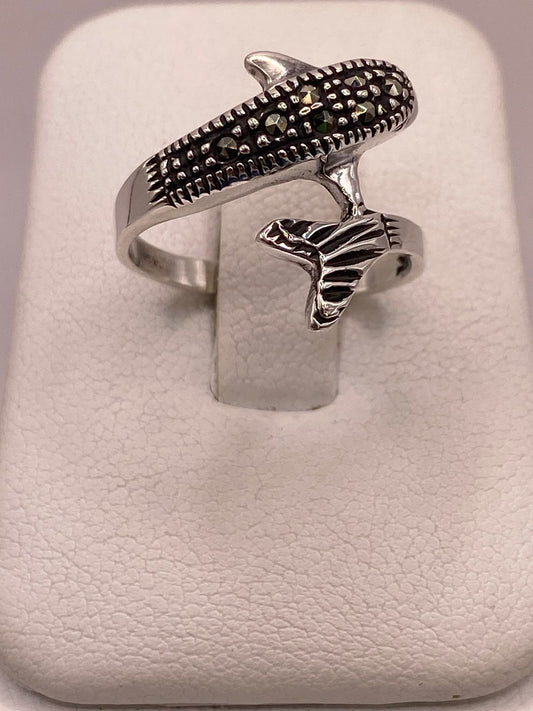 Anillo Delfín Vintage con Marquesitas en Plata Ley 925, vista frontal