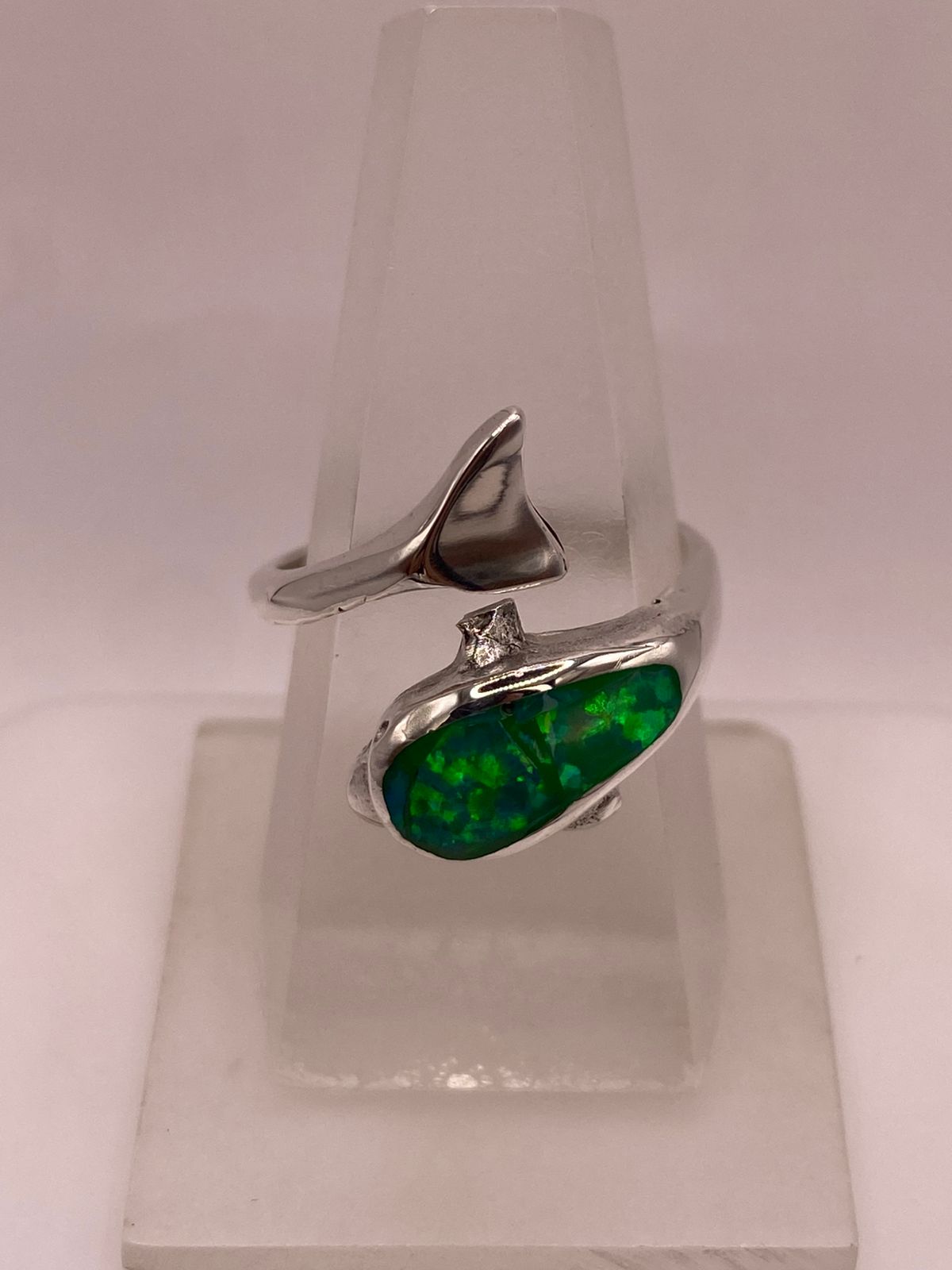 Anillo de Delfín de Plata Ley 950 con Ópalo Verde y Azul — ángulo diagonal