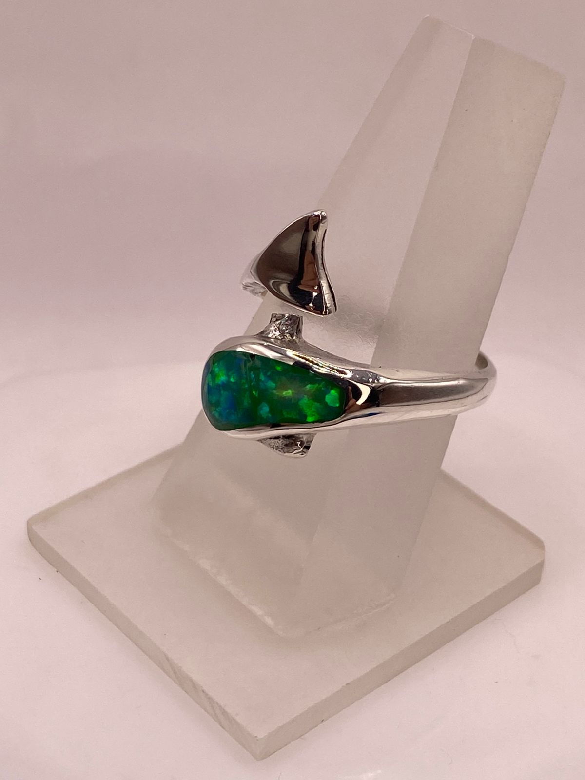 Anillo de Delfín de Plata Ley 950 con Ópalo Verde y Azul, vista frontal