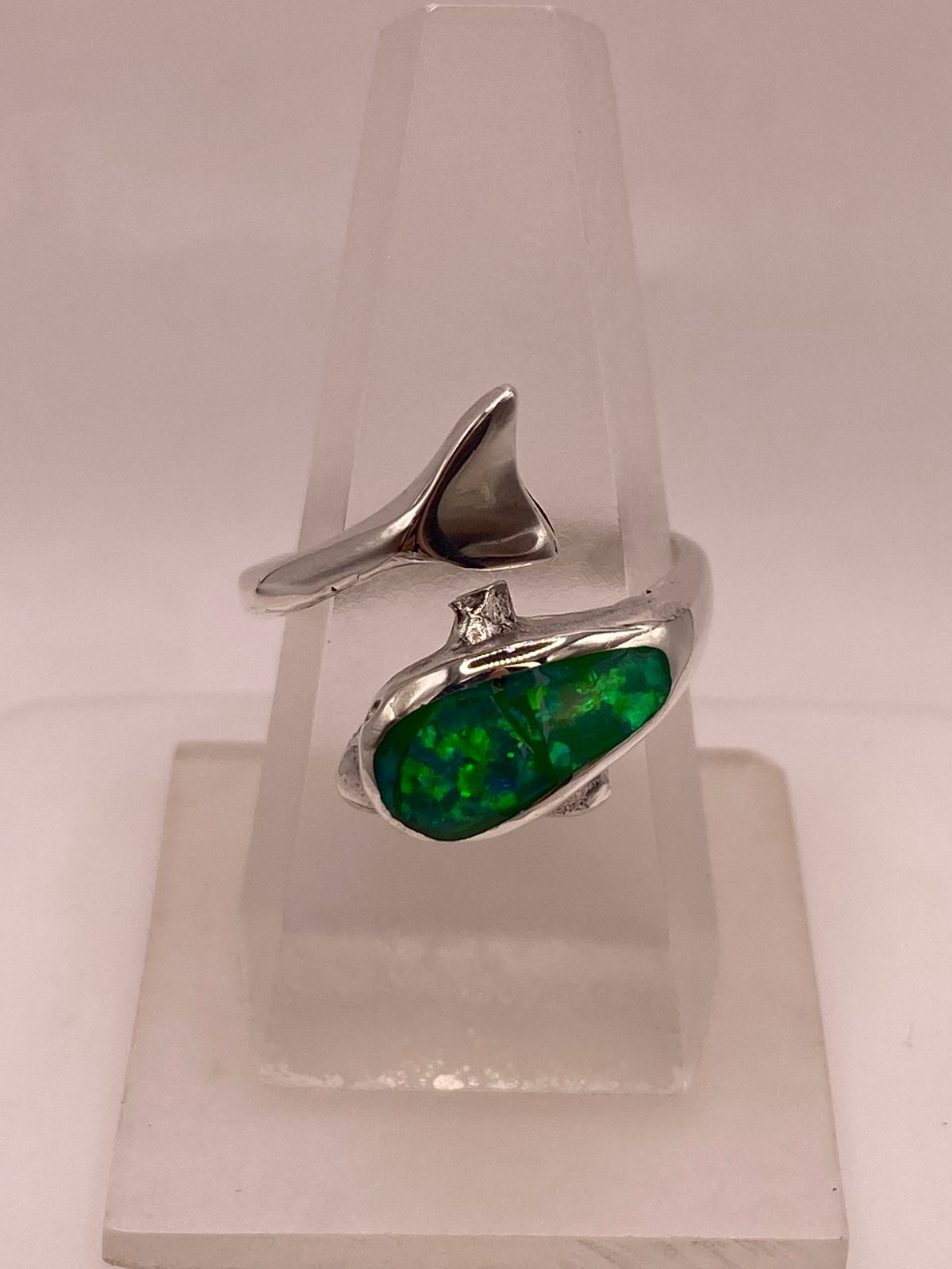 Anillo de Delfín de Plata Ley 950 con Ópalo Verde y Azul, vista lateral