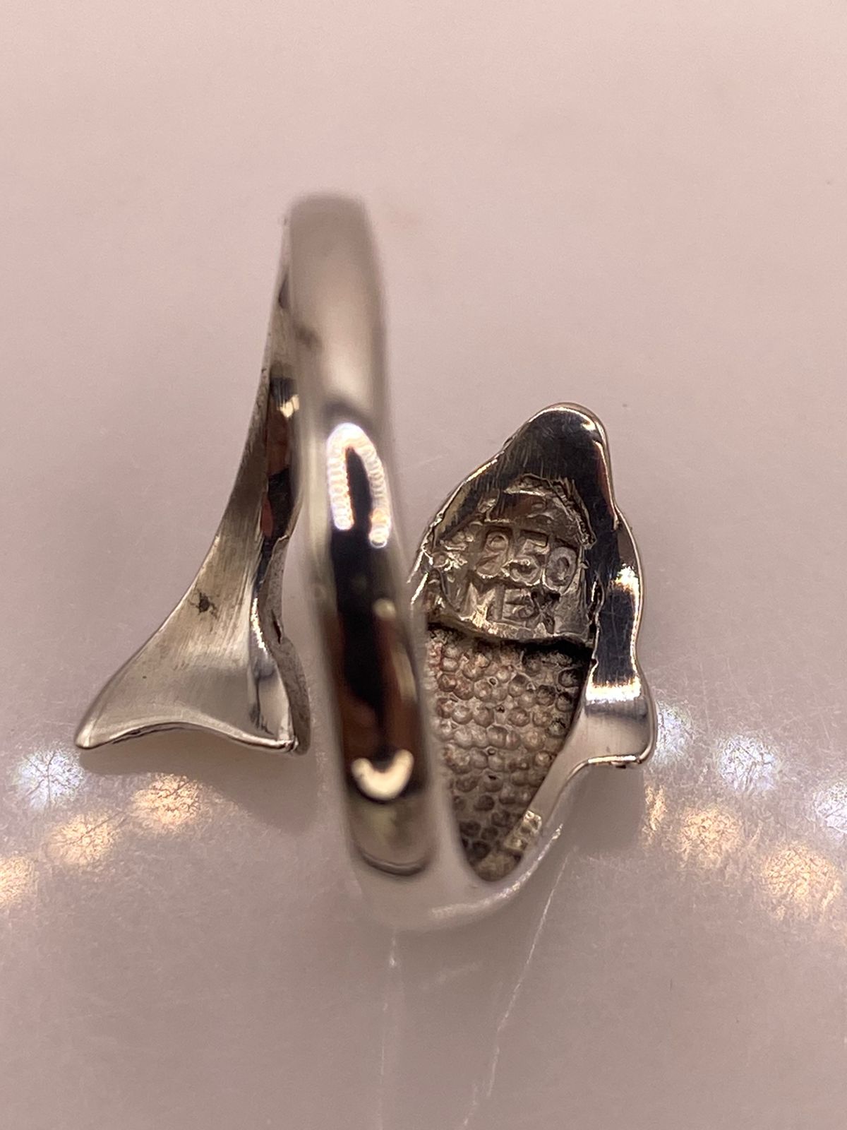 Anillo de Delfín de Plata Ley 950 con Ópalo Verde y Azul, sello de autenticidad Plata Ley .925