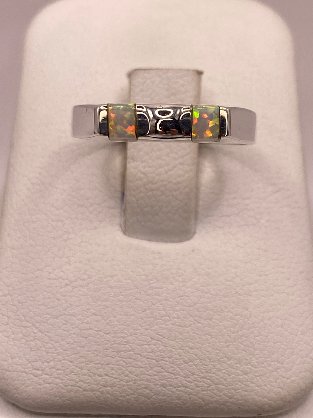 Anillo Delgado con Doble Incrustación de Ópalo de Fuego en Plata Ley 950 — ángulo diagonal