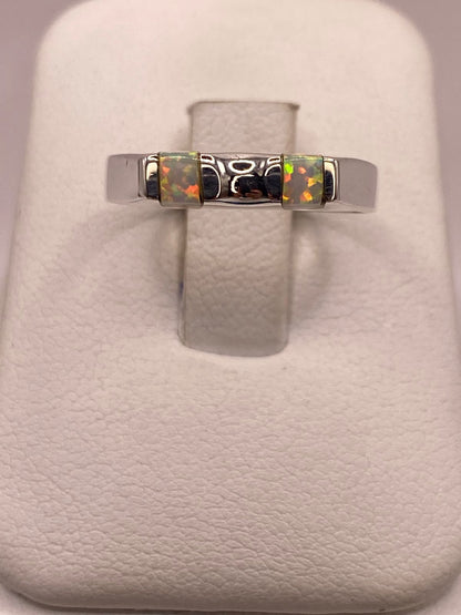 Anillo Delgado con Doble Incrustación de Ópalo de Fuego en Plata Ley 950 — ángulo diagonal