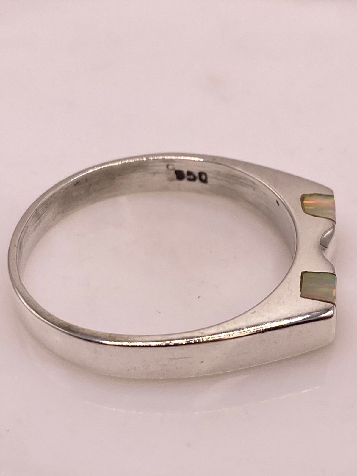 Anillo Delgado con Doble Incrustación de Ópalo de Fuego en Plata Ley 950, sello de autenticidad Plata Ley .925