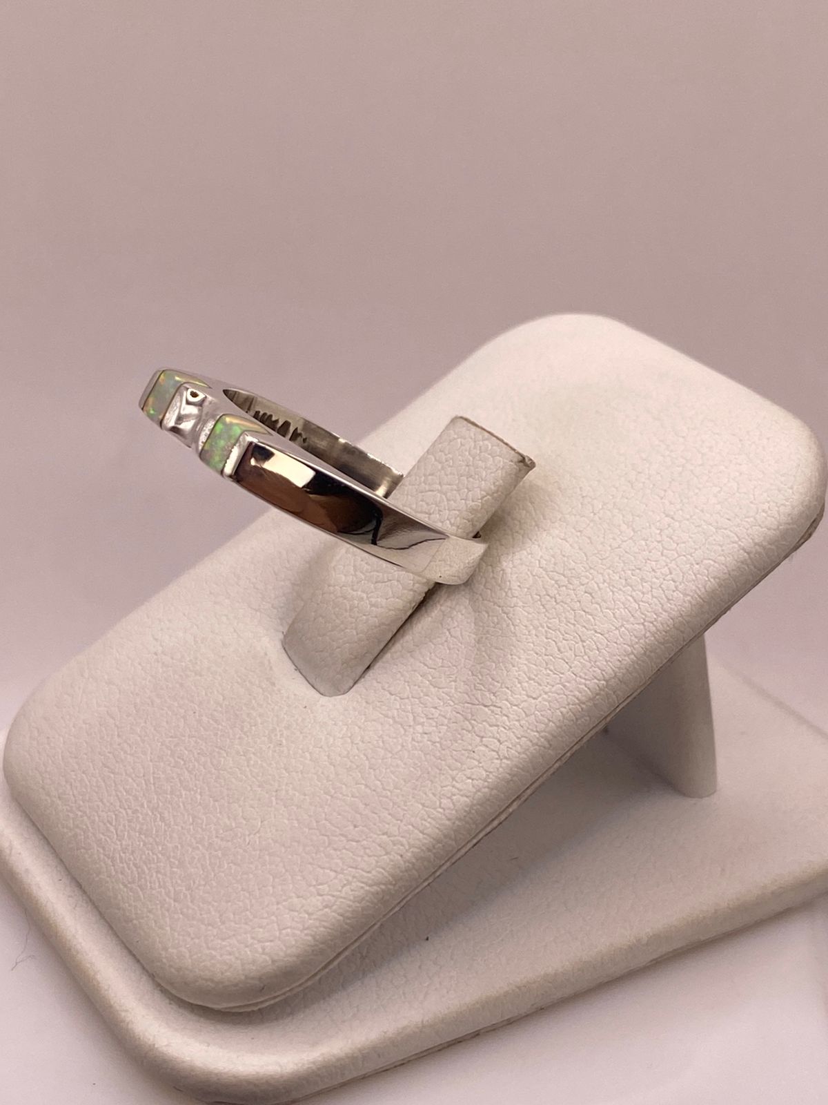 Anillo Delgado con Doble Incrustación de Ópalo de Fuego en Plata Ley 950, vista frontal