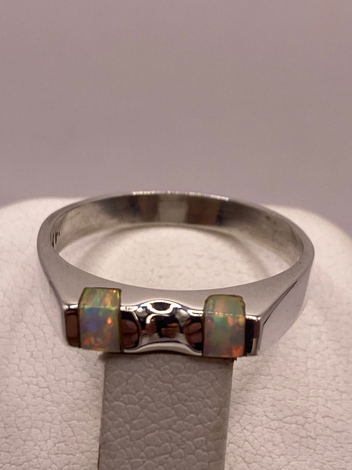 Anillo Delgado con Doble Incrustación de Ópalo de Fuego en Plata Ley 950, vista de detalle