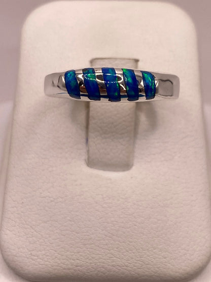 Anillo Delgado con Incrustaciones de Ópalo Azul y Verde en Plata Ley 950 — ángulo diagonal