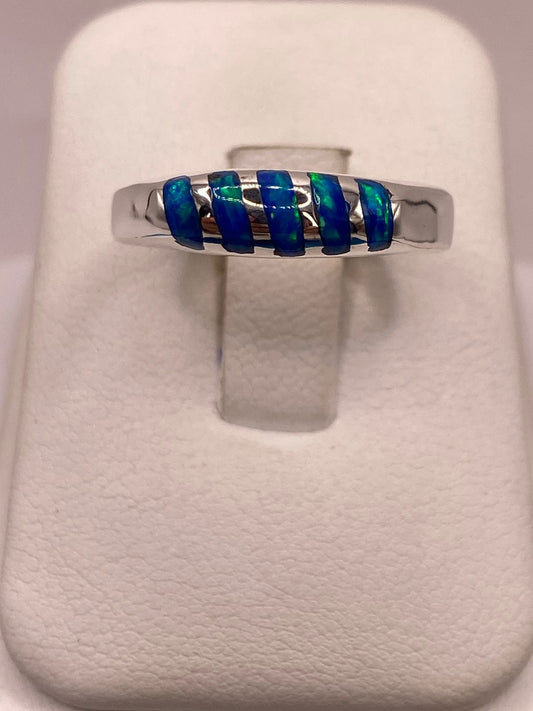 Anillo Delgado con Incrustaciones de Ópalo Azul y Verde en Plata Ley 950 — ángulo diagonal