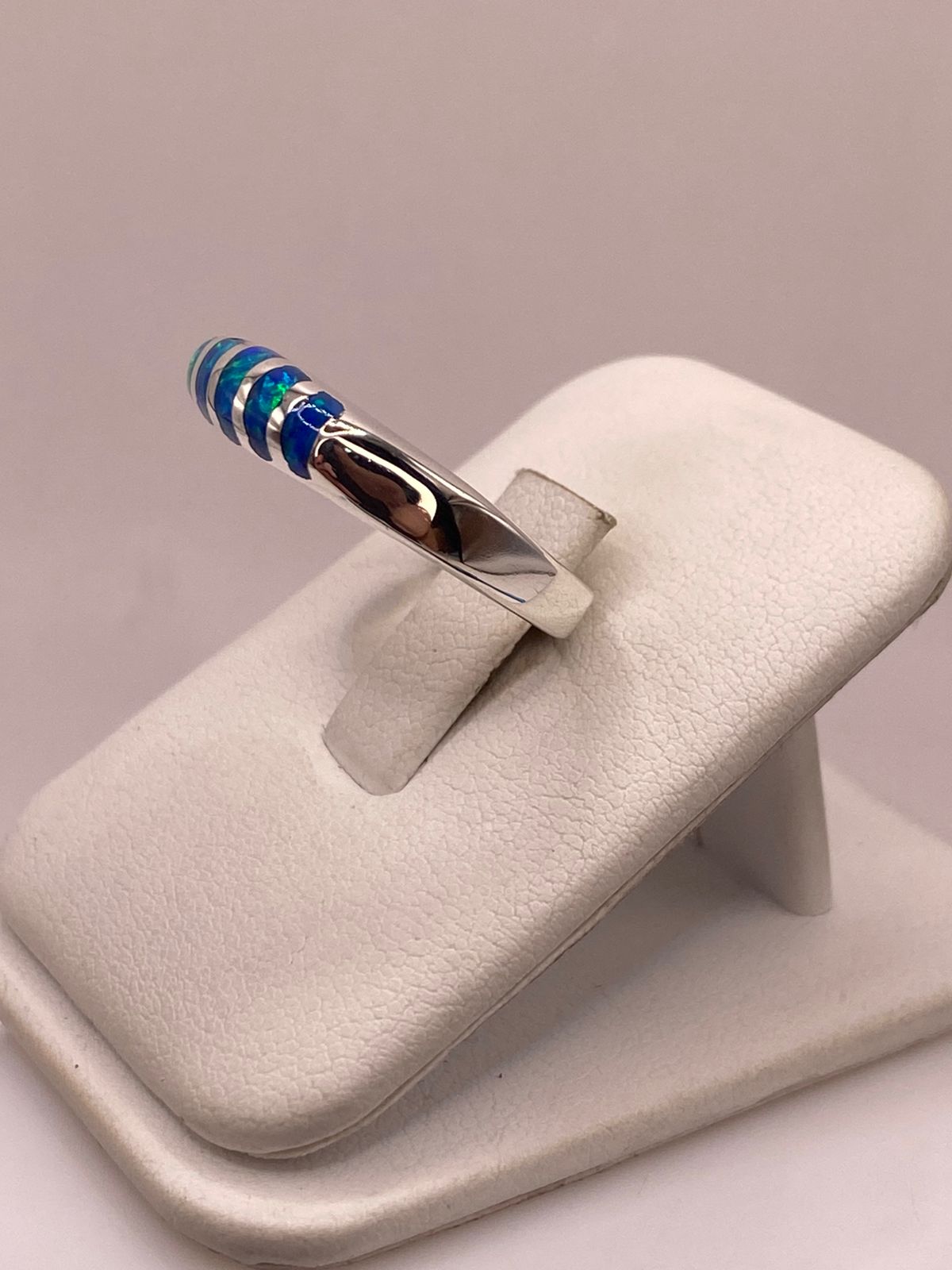 Anillo Delgado con Incrustaciones de Ópalo Azul y Verde en Plata Ley 950, vista lateral