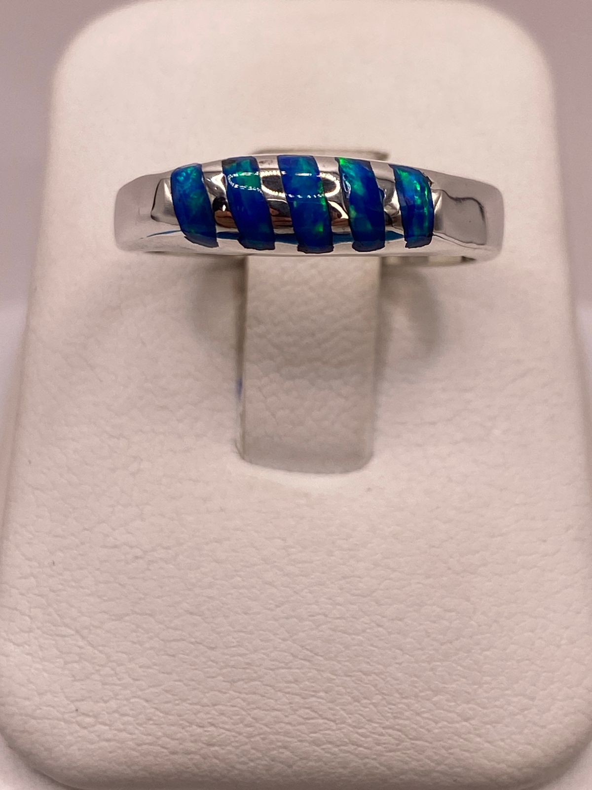 Anillo Delgado con Incrustaciones de Ópalo Azul y Verde en Plata Ley 950, vista de detalle
