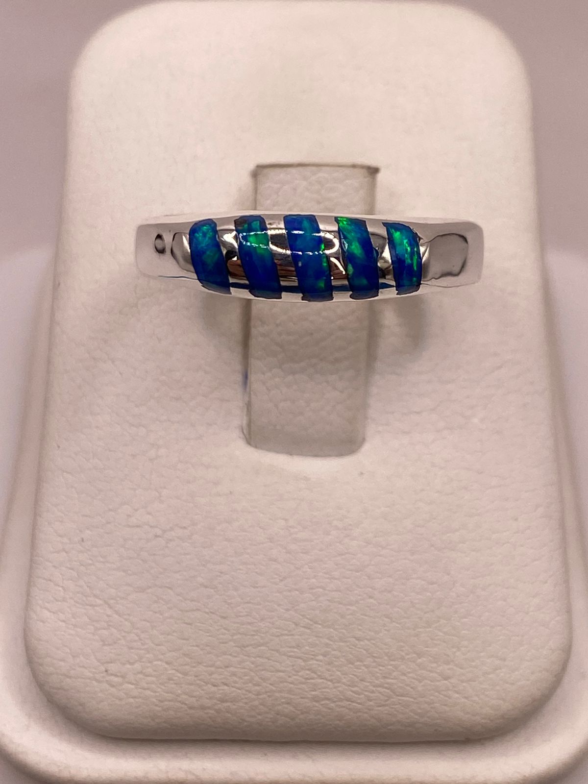 Anillo Delgado con Incrustaciones de Ópalo Azul y Verde en Plata Ley 950, vista frontal