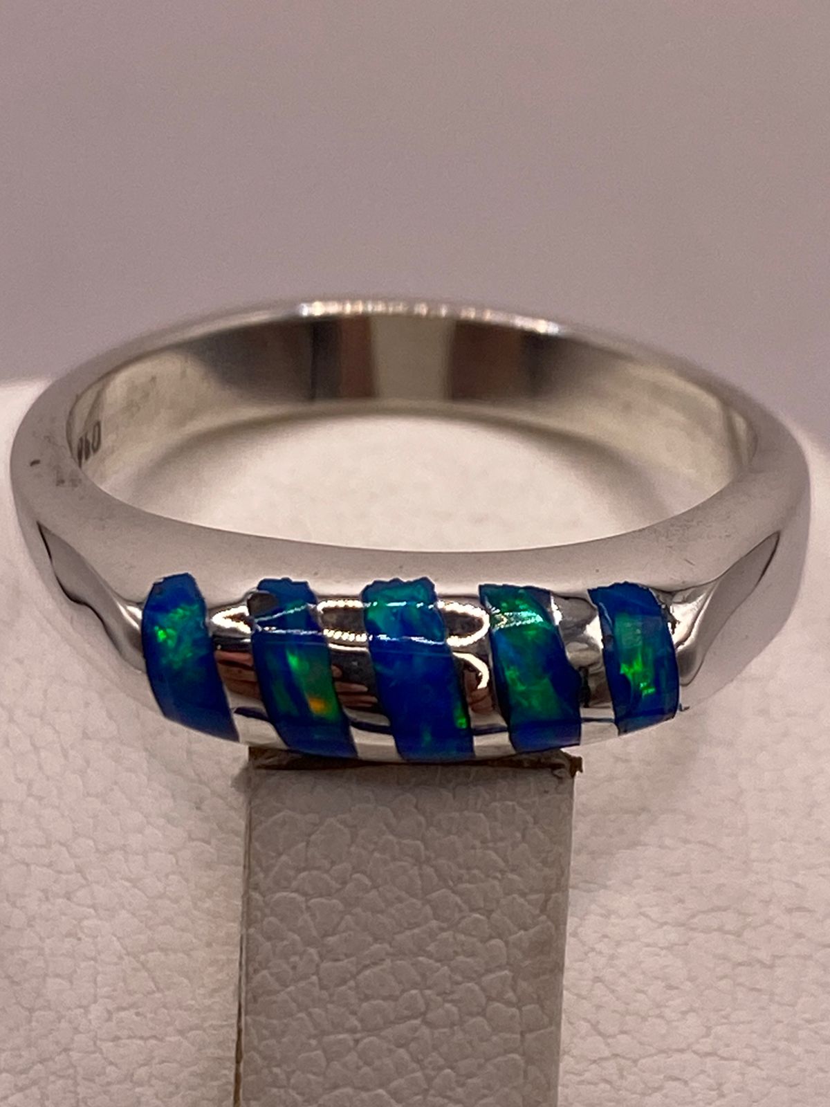 Anillo Delgado con Incrustaciones de Ópalo Azul y Verde en Plata Ley 950, sello de autenticidad Plata Ley .925