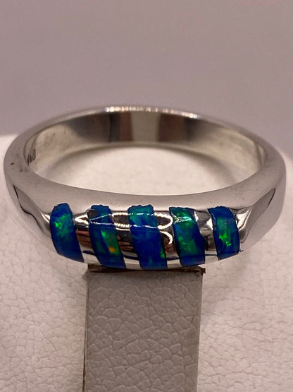Anillo Delgado con Incrustaciones de Ópalo Azul y Verde en Plata Ley 950, sello de autenticidad Plata Ley .925