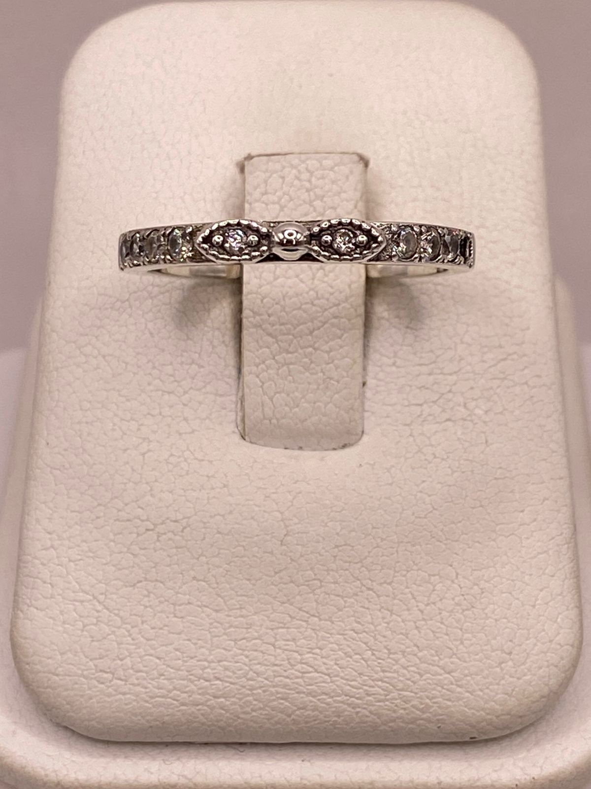 Anillo Delgado con Zirconias en Plata Ley 925, vista frontal