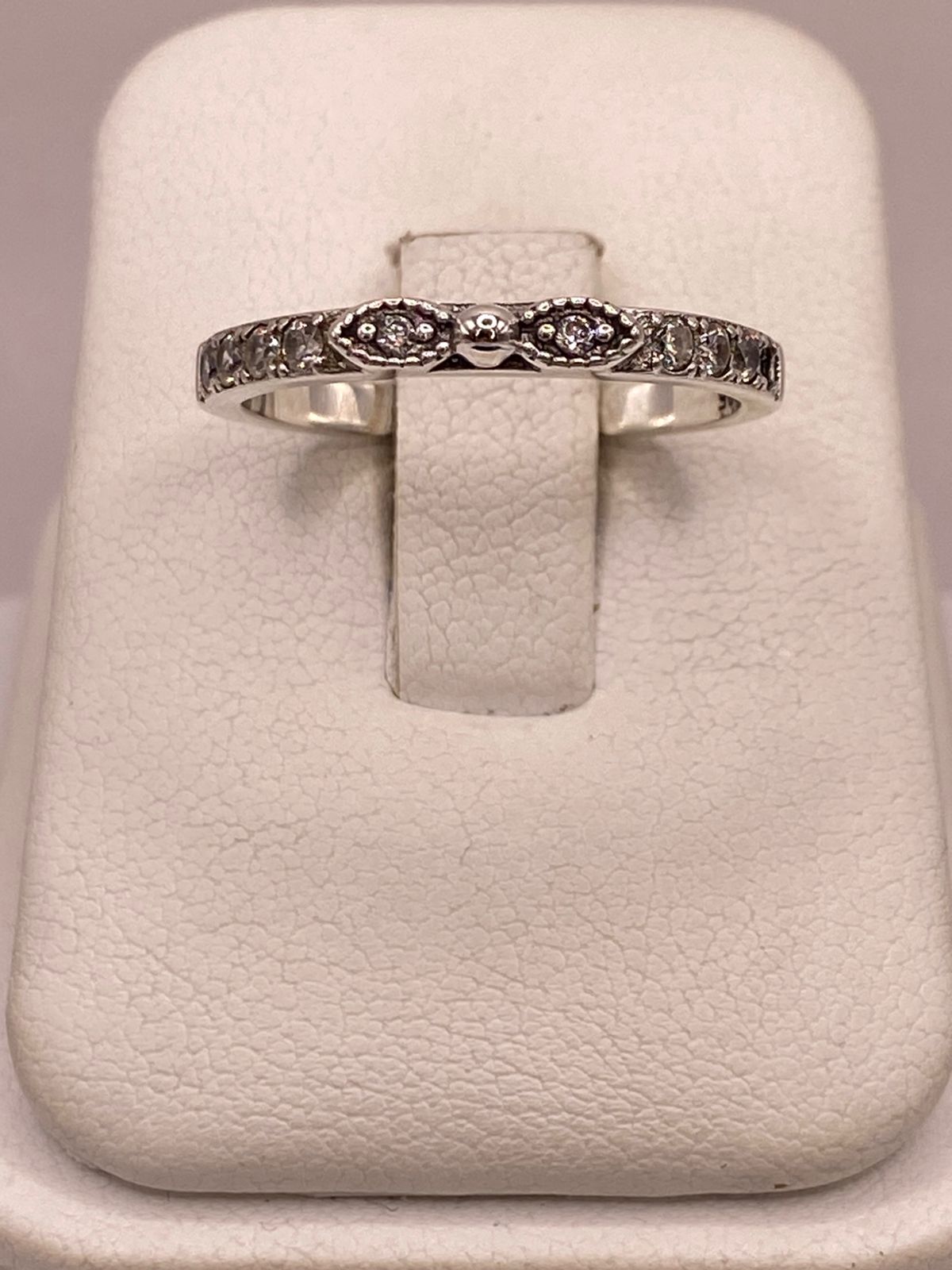 Anillo Delgado con Zirconias en Plata Ley 925, vista de detalle