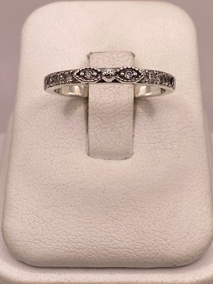 Anillo Delgado con Zirconias en Plata Ley 925, vista de detalle
