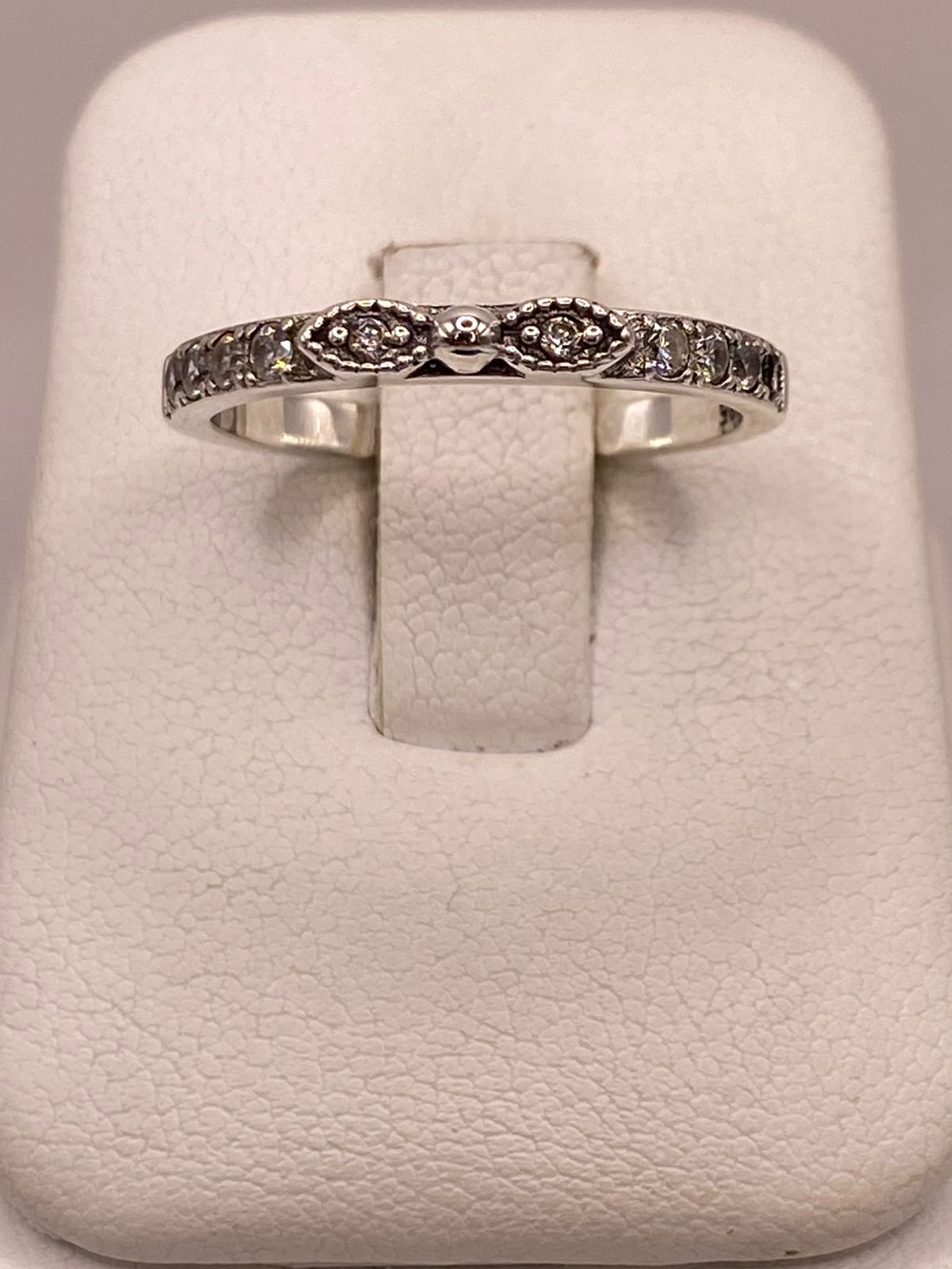 Anillo Delgado con Zirconias en Plata Ley 925, vista superior