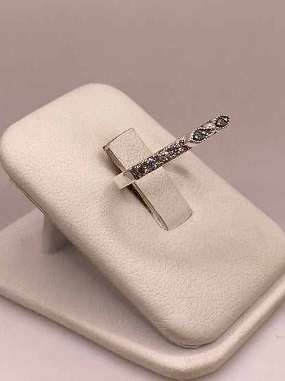 Anillo Delgado con Zirconias en Plata Ley 925, vista lateral