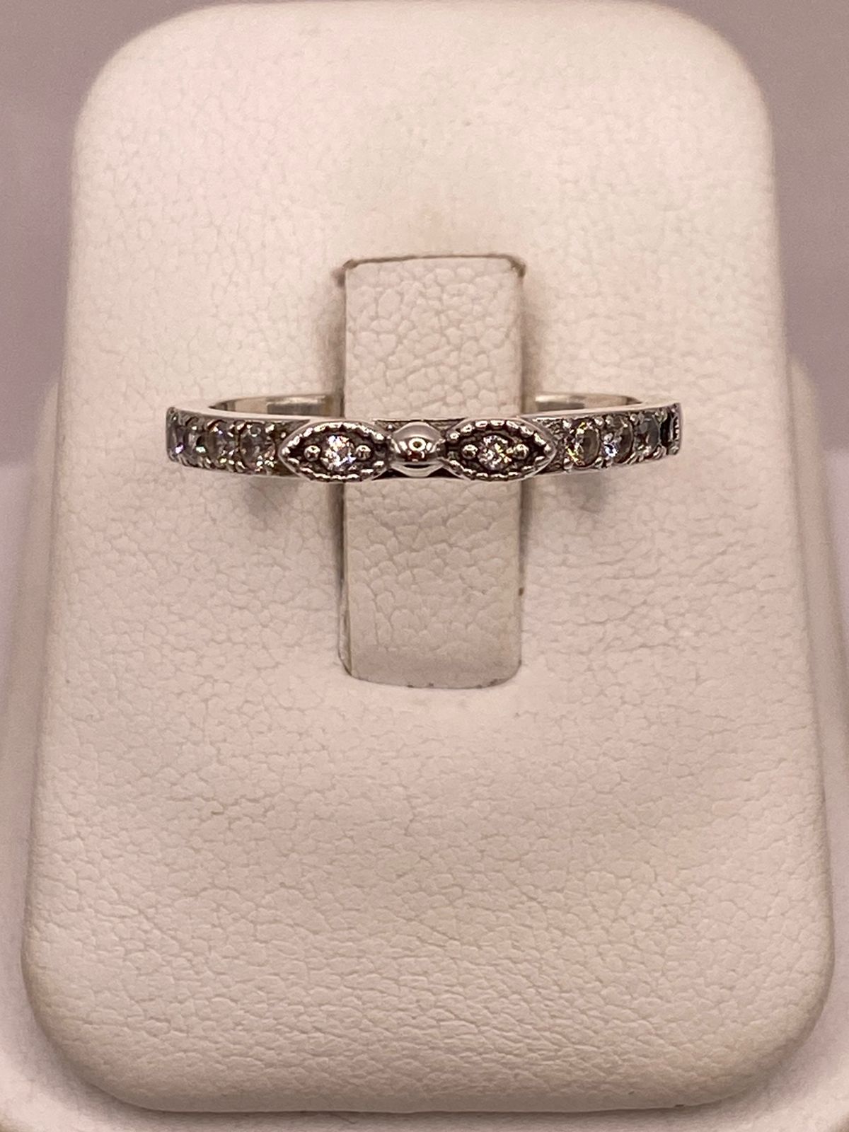 Anillo Delgado con Zirconias en Plata Ley 925 en báscula mostrando peso