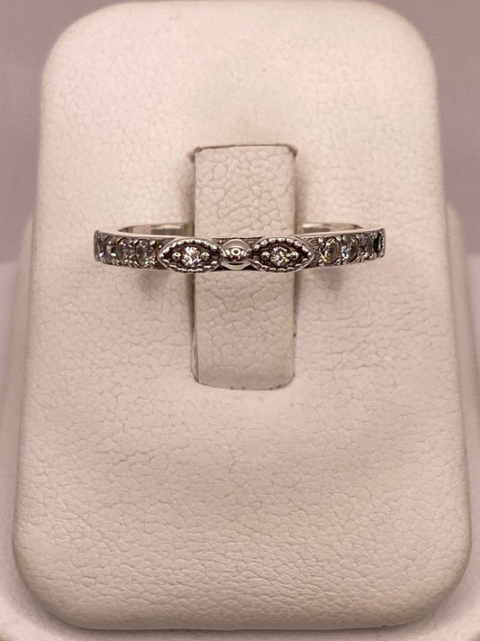 Anillo Delgado con Zirconias en Plata Ley 925 en báscula mostrando peso