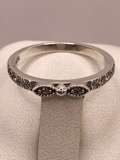 Anillo Delgado con Zirconias en Plata Ley 925, sello de autenticidad Plata Ley .925