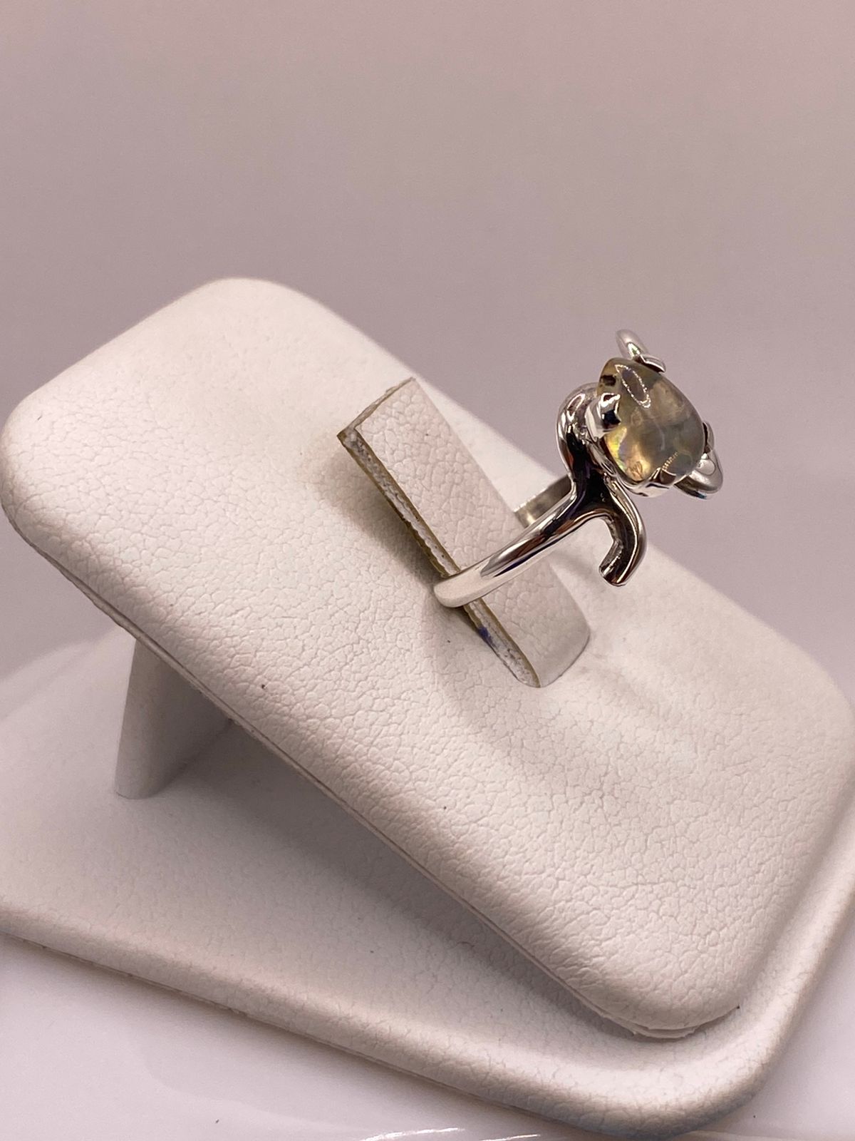 Anillo de Diseño Abierto de Plata Ley 925 con Ámbar Ahumado, vista de detalle