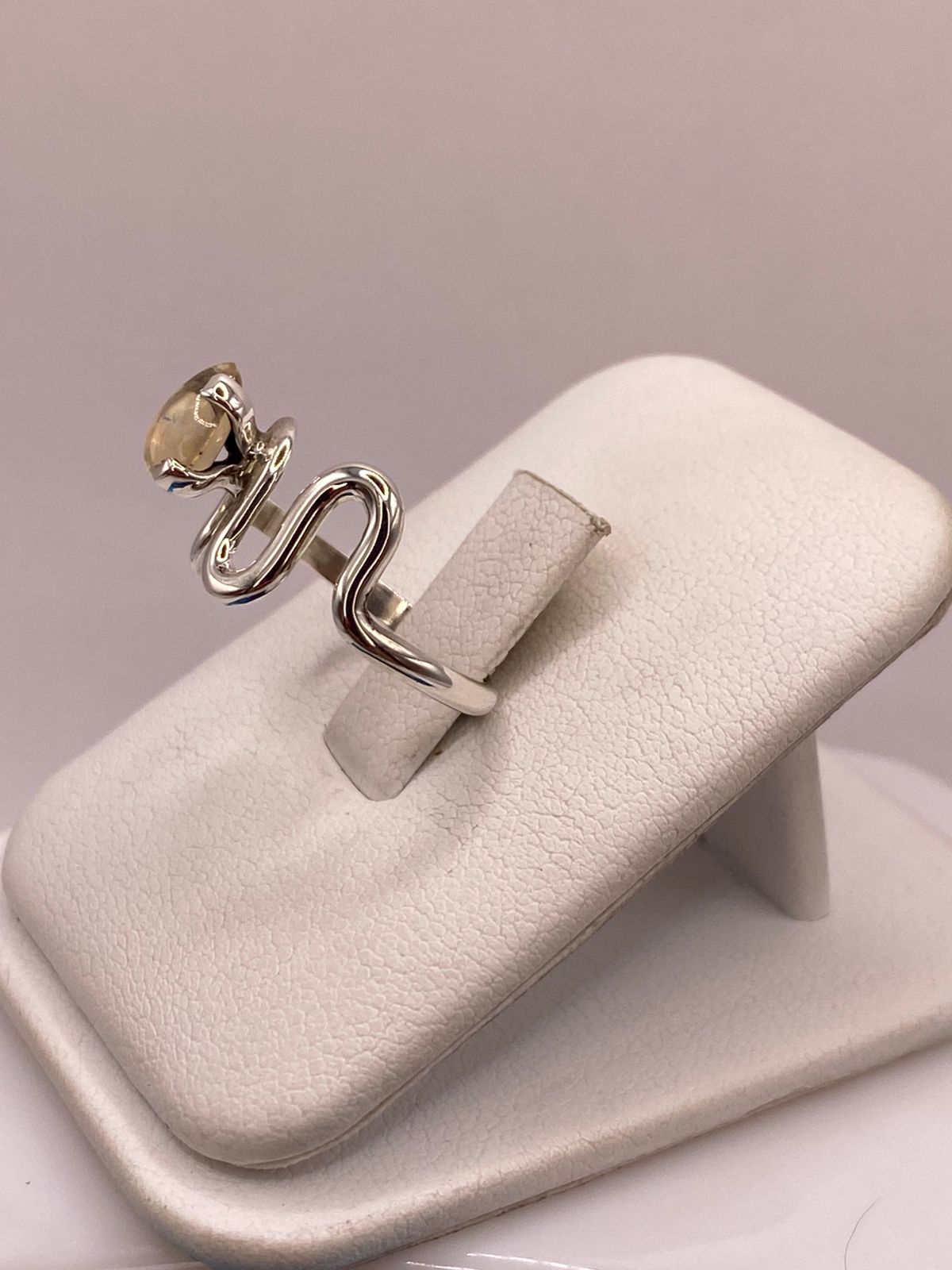 Anillo de Diseño Abierto de Plata Ley 925 con Ámbar Ahumado, vista lateral