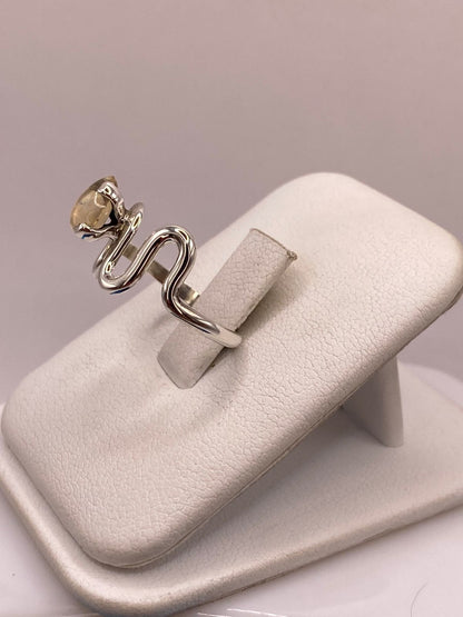 Anillo de Diseño Abierto de Plata Ley 925 con Ámbar Ahumado, vista lateral