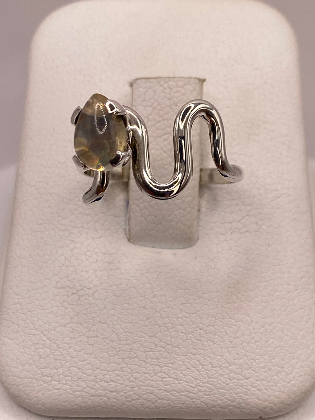 Anillo de Diseño Abierto de Plata Ley 925 con Ámbar Ahumado, vista frontal