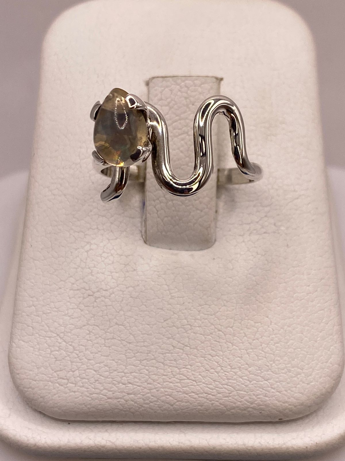 Anillo de Diseño Abierto de Plata Ley 925 con Ámbar Ahumado en báscula mostrando peso