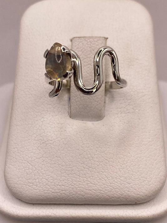 Anillo de Diseño Abierto de Plata Ley 925 con Ámbar Ahumado en báscula mostrando peso