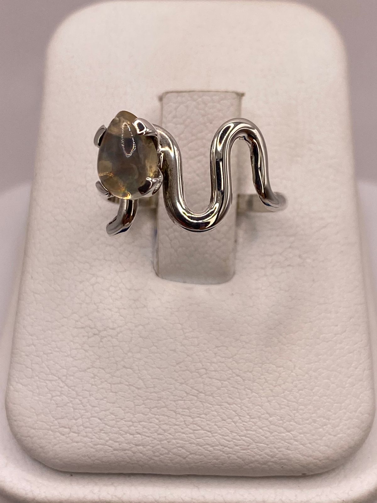Anillo de Diseño Abierto de Plata Ley 925 con Ámbar Ahumado, vista superior