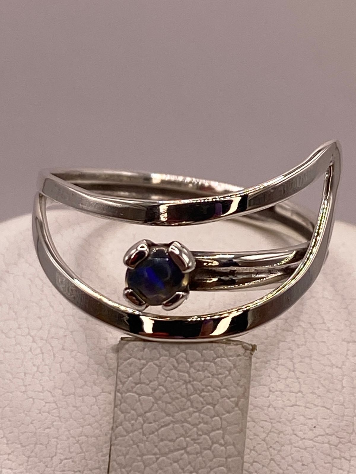 Anillo Diseño Abierto de Plata Ley 925 con Ópalo Natural, sello de autenticidad Plata Ley .925