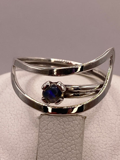 Anillo Diseño Abierto de Plata Ley 925 con Ópalo Natural, sello de autenticidad Plata Ley .925